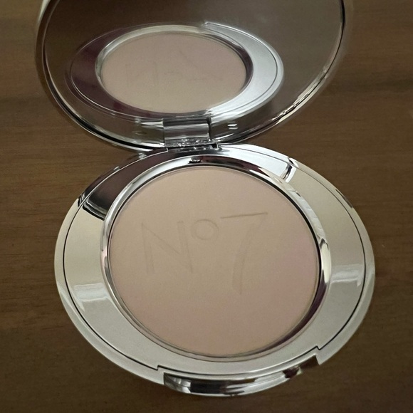 No 7 Lift and Luminate Triple Action Finishing Powder in LIGHT - Picture 3 of 4